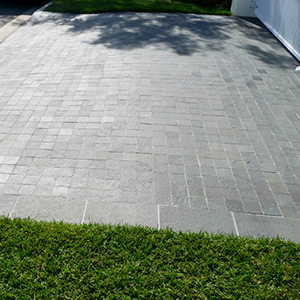 Flamed Basalt Cobblestone driveway