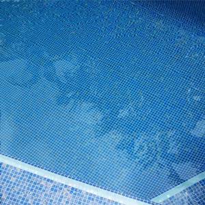 Pool tiled with GC175 Sapphire Gold glass mosaic tiles