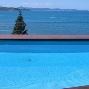 Pool tiled with GC177 Sea Green Pearl mosaic tiles