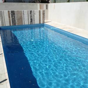 Swimming pool tiled with GC185 Sky Blue Pearl blend mosaic tiles
