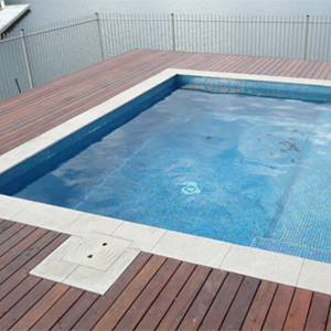 Swimming pool tiled with GC185 Sky Blue Pearl blend mosaic tiles