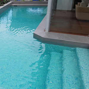 GC430 Kimberley Glass mosaic tiles tiling a pools interior
