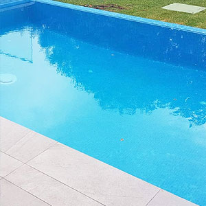GC435 Caribbean Glass mosaic tiles tiling a pools interior