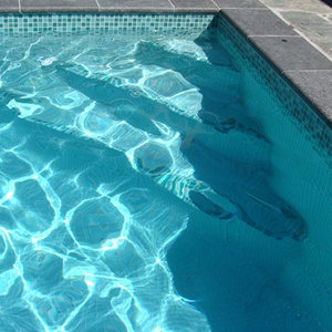 Tiled swimming pool interior using GCR040 Aqua Crystal 23mm mosaic tiles