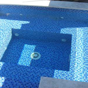 Pool interior tiled with GCR080 Mid Blue Blend Crystal 23mm mosaic tiles