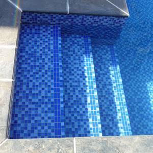 Pool interior tiled with GCR080 Mid Blue Blend Crystal 23mm mosaic tiles