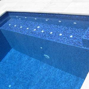 GCR310 Royal Crystal Pearl Blend 20mm mosaic tiles tiling a pools interior