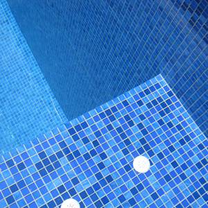 GCR310 Royal Crystal Pearl Blend 20mm mosaic tiles shown in a fully tiled pool