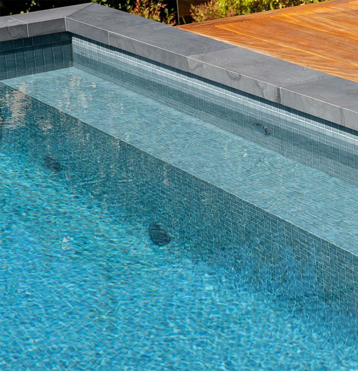 Peppercorn CMC105 fully-tiled pool steps