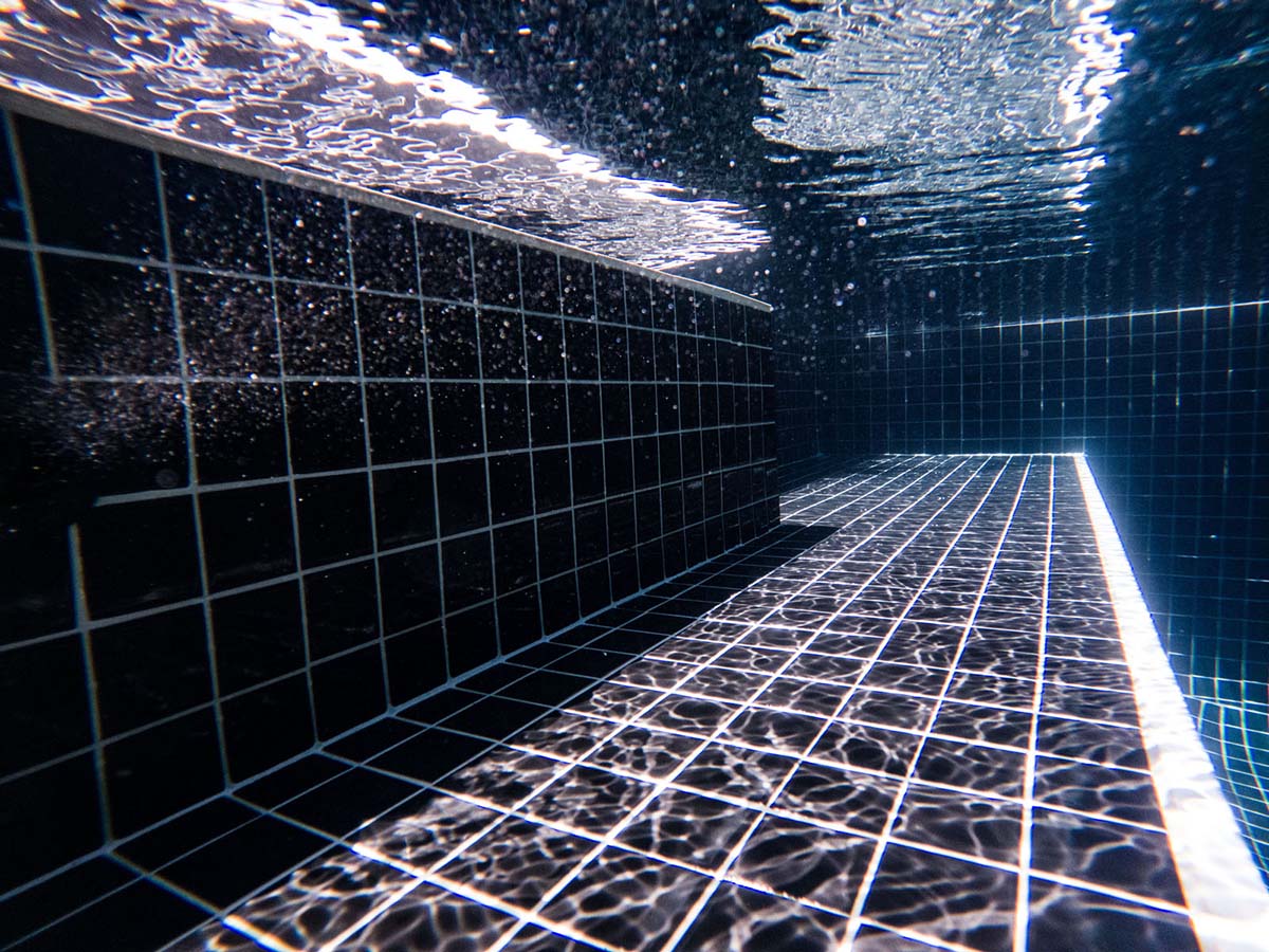 CMC120 Black fully-tiled pool