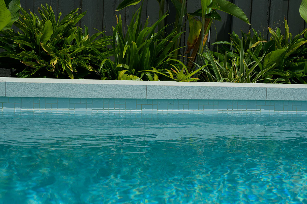 CMC473 Urban White waterline tile with Coconut Drift Dropface pool coping