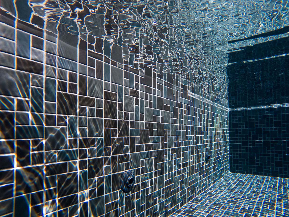 CMC475 Urban Black Fully-tiled spa under water