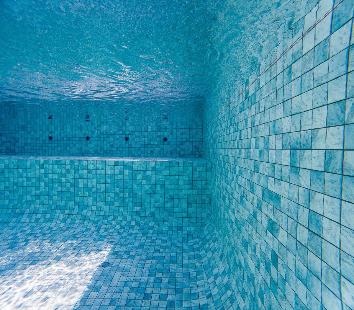 Blue Wave CMC535 fully-tiled pool under water