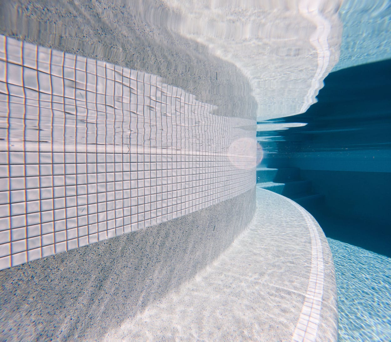 CMC555 White Wavy 23mm 4 Curved underwater waterline and step feature