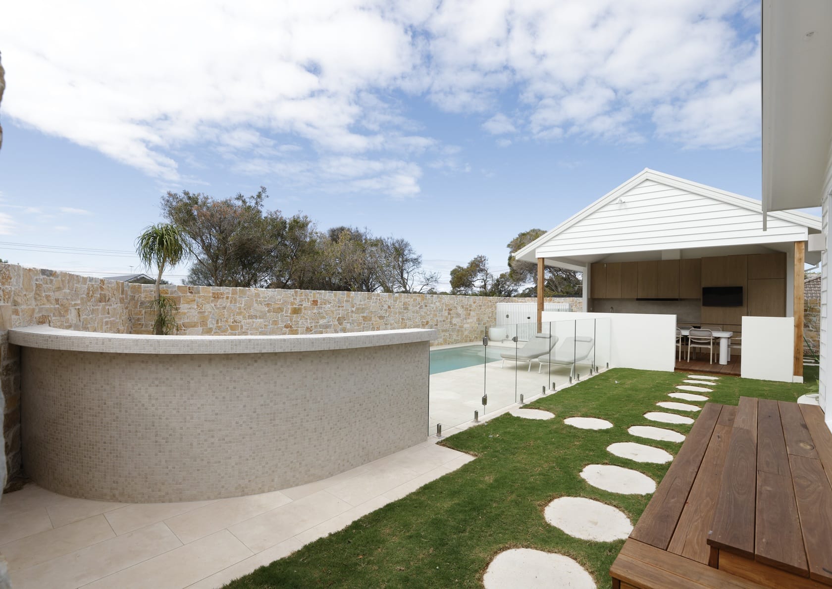 CMC568 Luna Wavy 23mm 6 Flax Travertino Surrounds And Luna Wavy Exterior Seat Wall 1