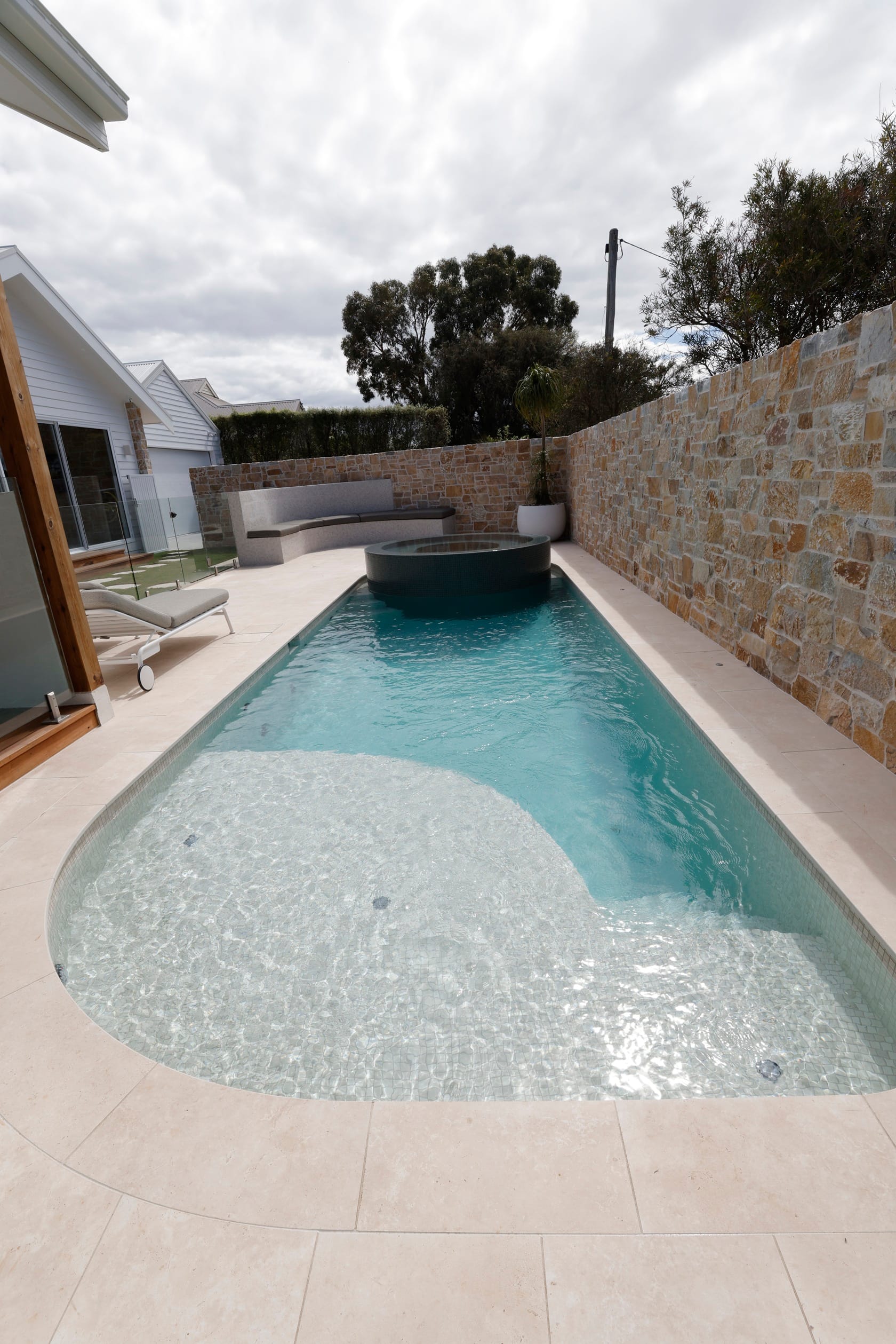 CMC568 Luna Wavy 23mm 4 Flax Travertino Surrounds And Luna Wavy Pool And Blue Gum Spa 2