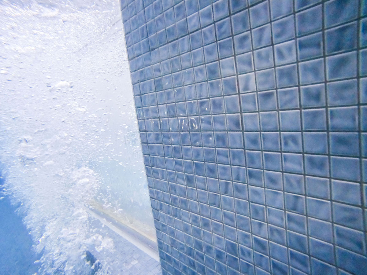 Titanium CMC585 fully-tiled pool wall underwater