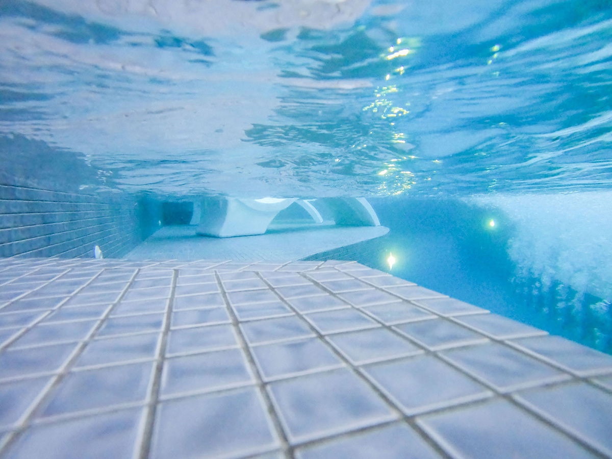 Titanium CMC585 fully-tiled pool underwater ledge