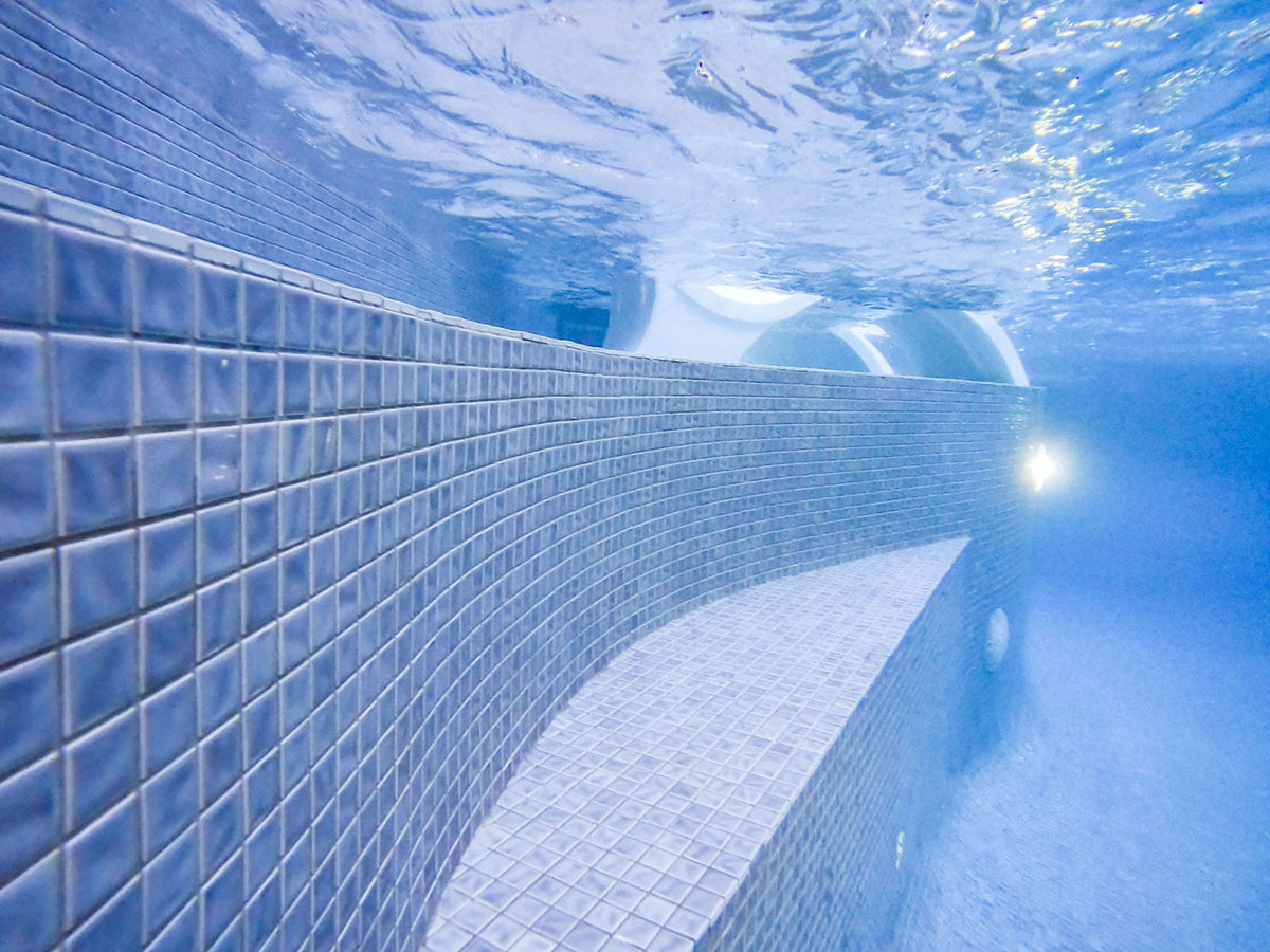 Titanium CMC585 fully-tiled pool underwater