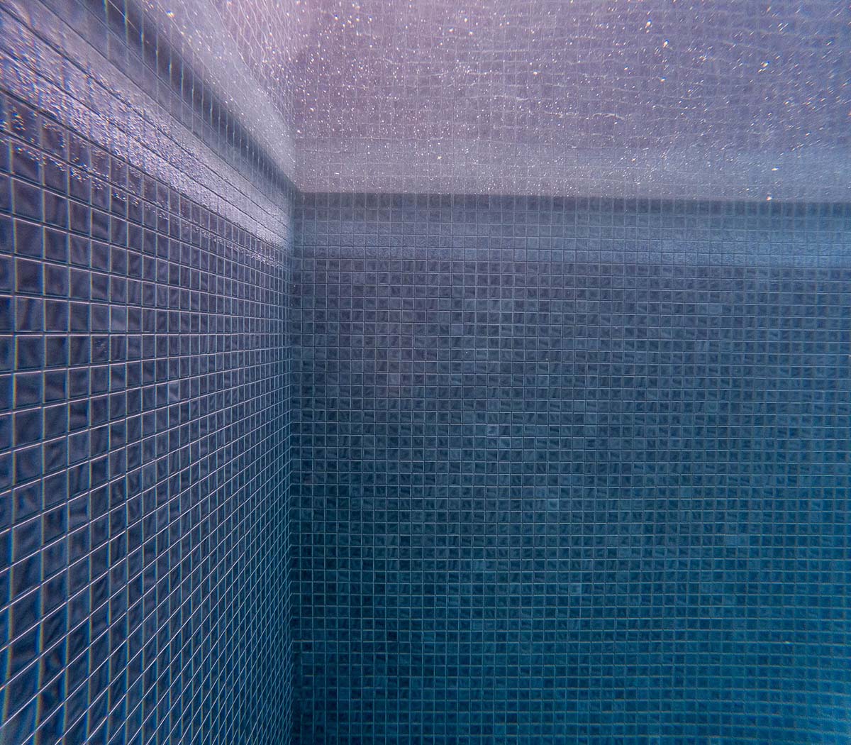 Graphite CMC590 Fully-Tiled Pool Under Water