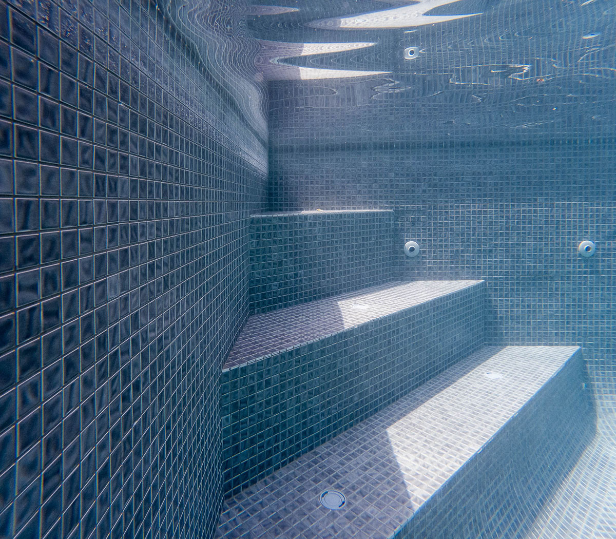 Graphite CMC590 Fully-Tiled Pool Steps