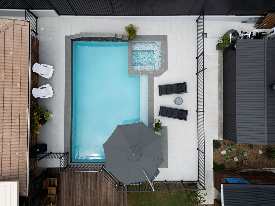 Eclipse Blustonio 20mm 4 Dusk Blustonio coping+ Eclipse Blustonio surround tiles+ Shadow Blend spa and waterline