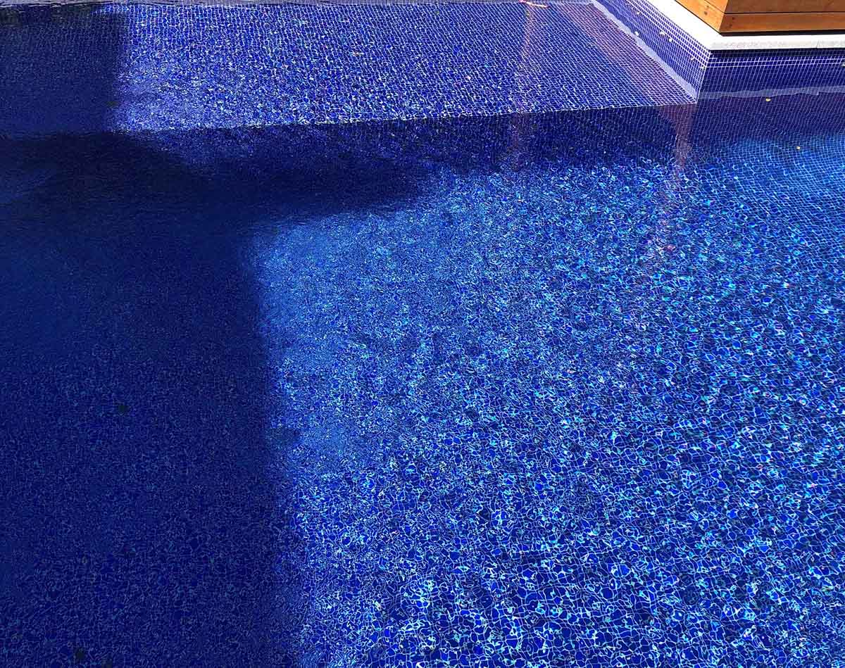 GC173 Ceylon Blue fully-tiled pool