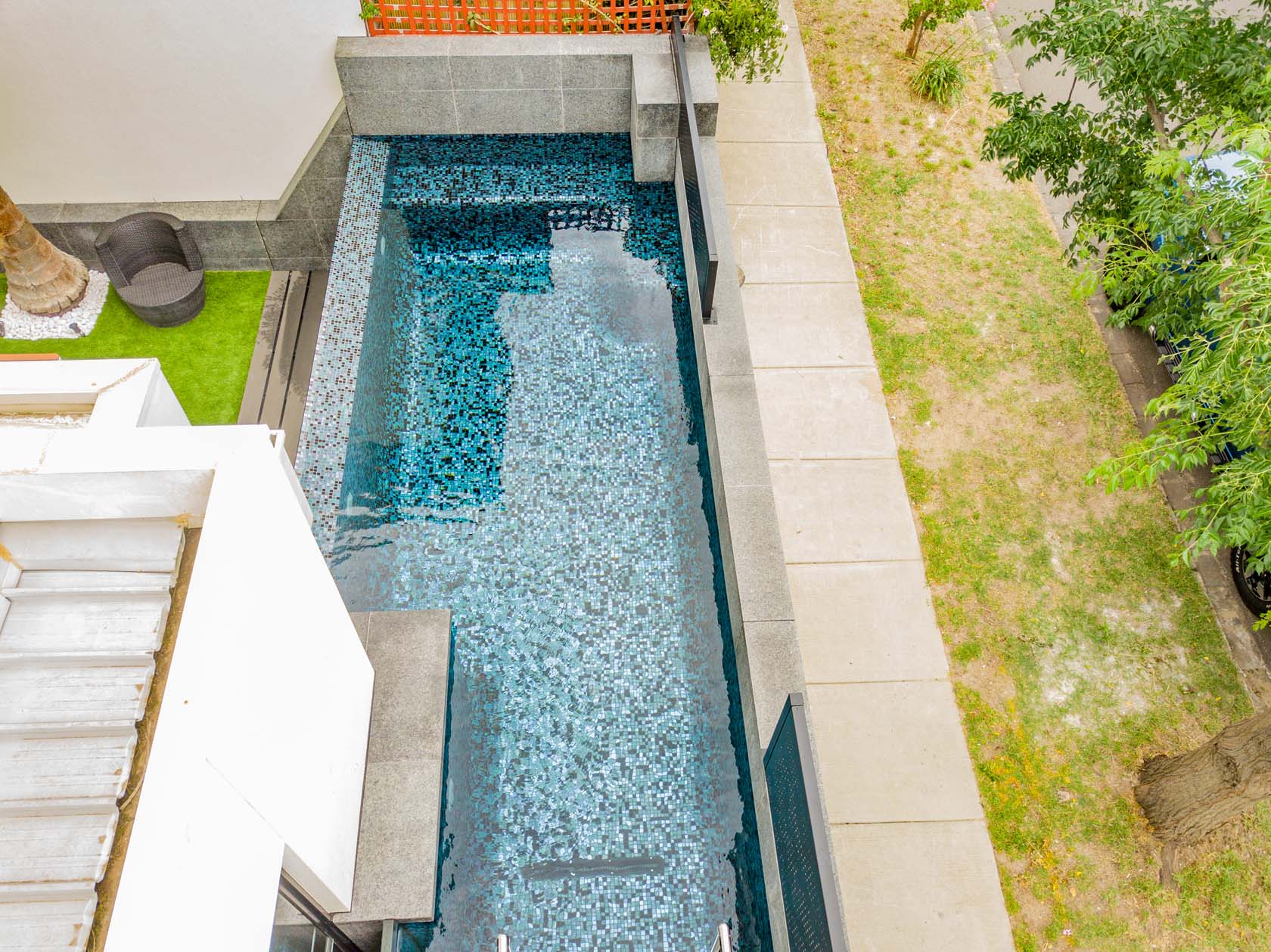 GC445 Peacock Pearl Blend fully tiled pool and external feature wall