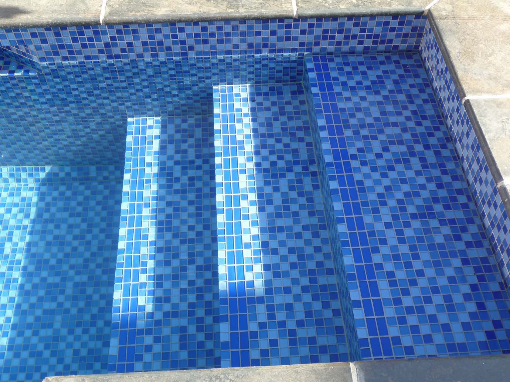 GCR080 Mid Blue Blend fully tiled pool