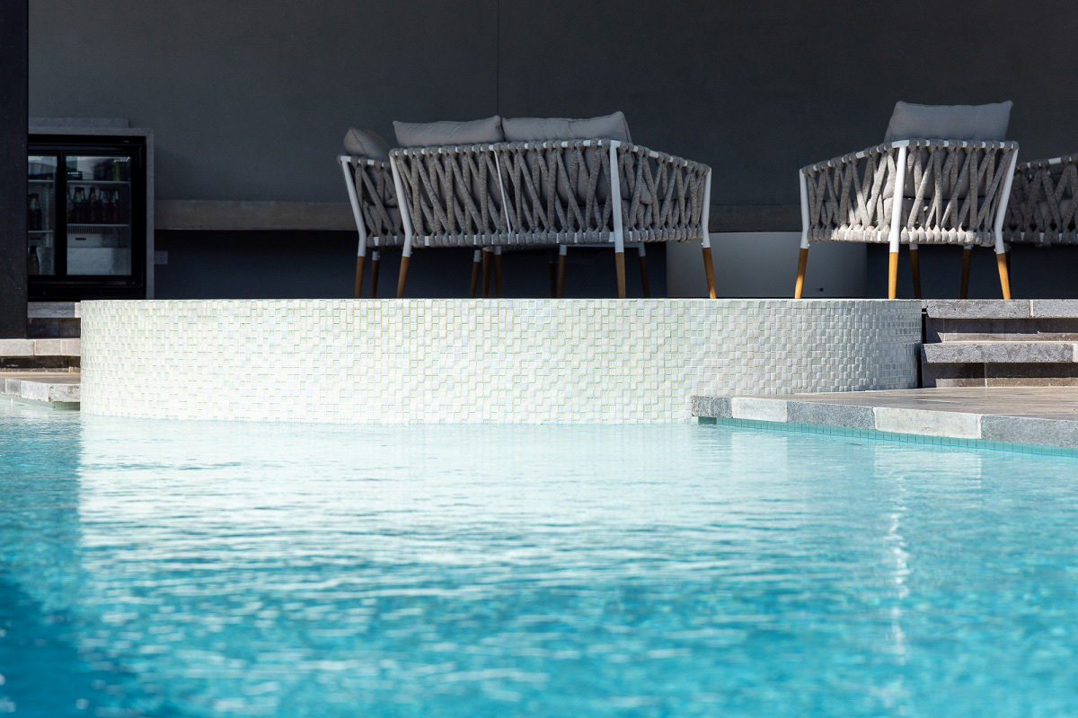 White CMC095 fully-tiled pool and White Crystal Pearl GCR305 spa wall