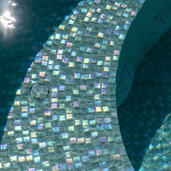 GCR305 White Crystal Pearl fully-tiled spa