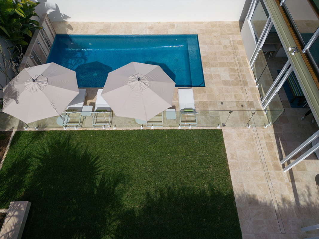 Linen Travertine and Sky Blue Pearl Fully-tiled pool
