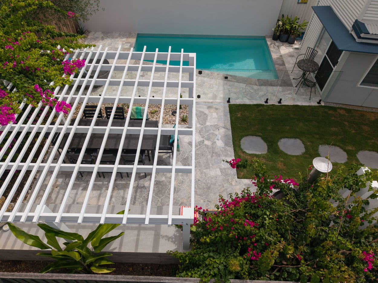 Silver Travertine Crazy Pave 9 Silver Travertine Crazy paving with Sea Mist Wavy (6)