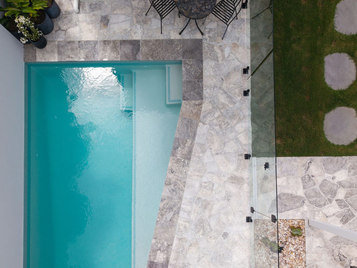 Silver Travertine Crazy Pave 8 Silver Travertine Crazy paving with Sea Mist Wavy (7)