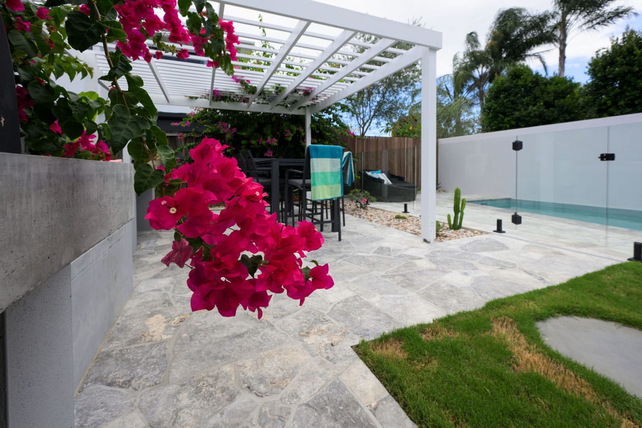 Silver Travertine Crazy Pave 7 Silver Travertine Crazy paving with Sea Mist Wavy (8)