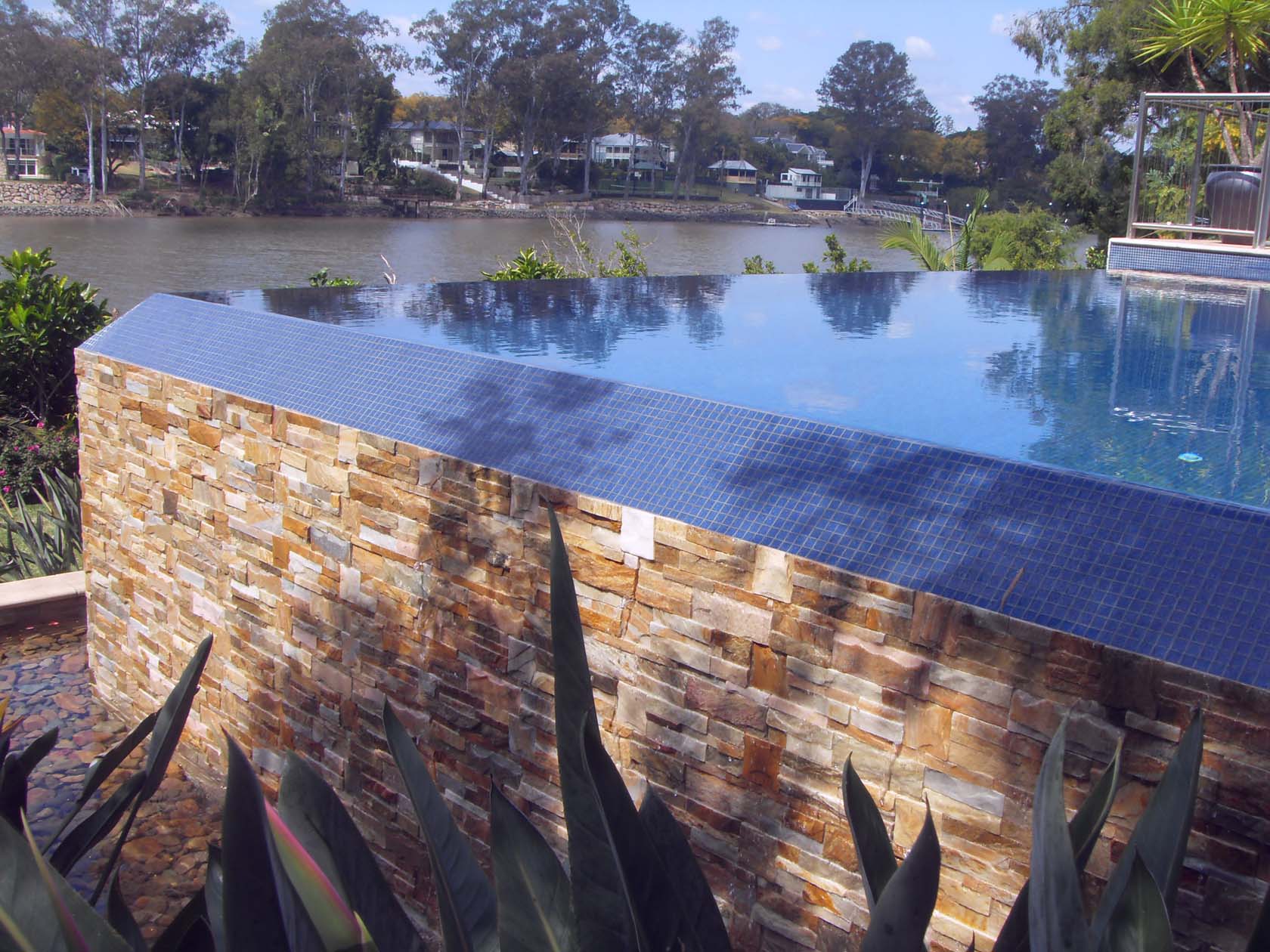 SS300 Contempo Natural Blend stone cladding infinity pool wall