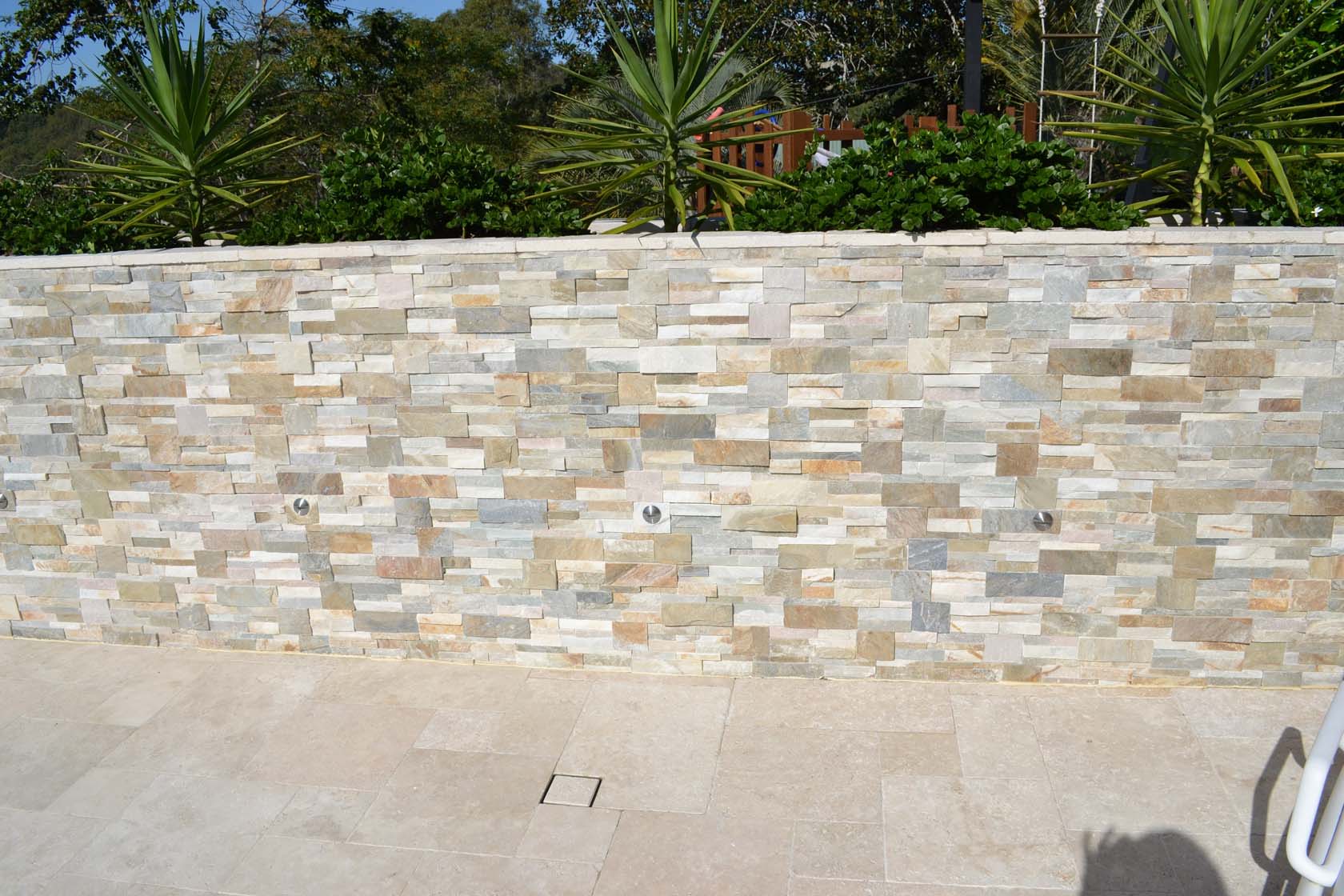 SS300 Contempo Natural Blend wall cladding with Linen Travertine stone pavers and Kimberley mosaic pool tiles