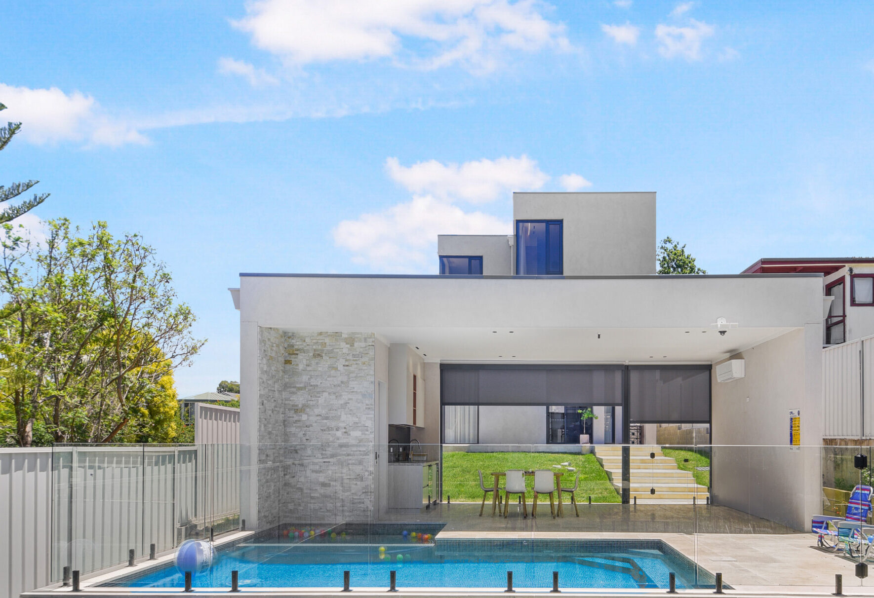 SS315 Contempo Gold 2 Contempo Gold Walling & Peacock Glass Fully-tiled Pool